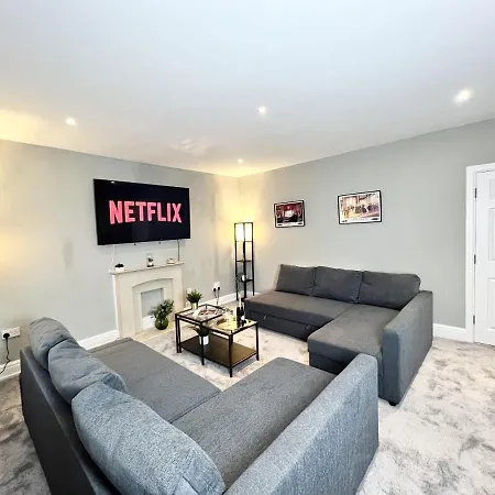 Luxurious Penthouse With Free Parking *